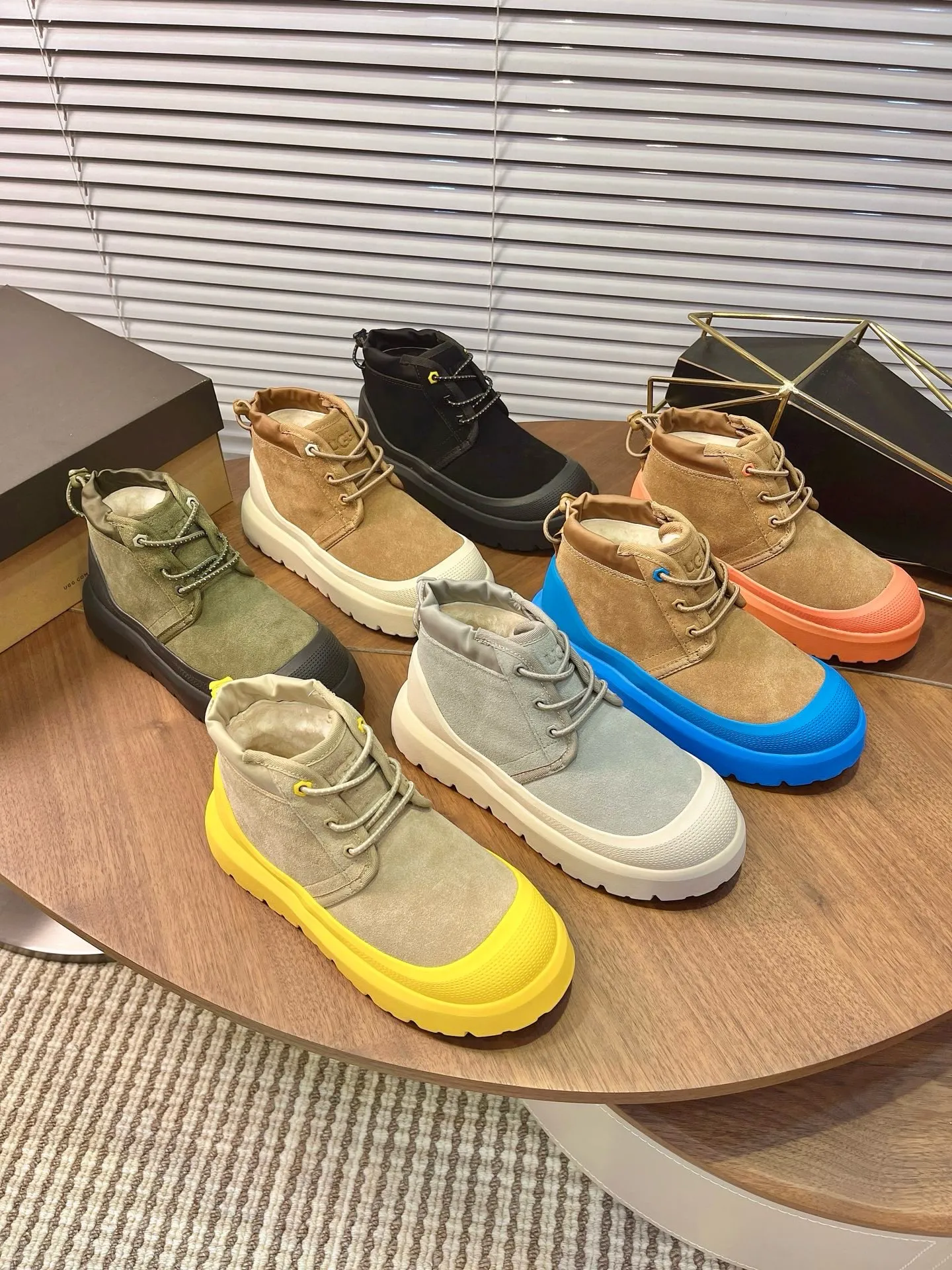 【UGG】 P: 560💰 Couple shoes Size: Women’s size 35-40 / Men’s size 40-44 UGG Tasman Weather Hybrid slip-on snow boots👢 Wang Yibo's same style 👏 adds a large orange sole to the classic Tasman shoe style, functional color contrast design, environmentally friendly waterproof and snowproof material, which has both fashionable and functional attributes. At the same time, it is paired with the new UGG furry shoes Keen's furry color-blocking jacket. Bright orange and maroon collide to create a new light outdoor style and open up a new travel experience in early autumn! Using the best materials, the 17mm fur integrated surface is warmer and breathable, and the outsole is upgraded to a lightweight and wear-resistant light wing technology outsole!